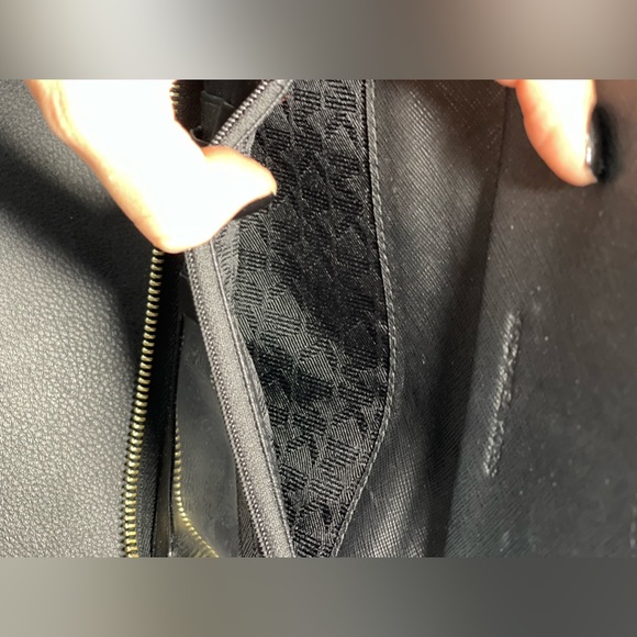 Authentic Michael Kors leather wallet. - Picture 4 of 6